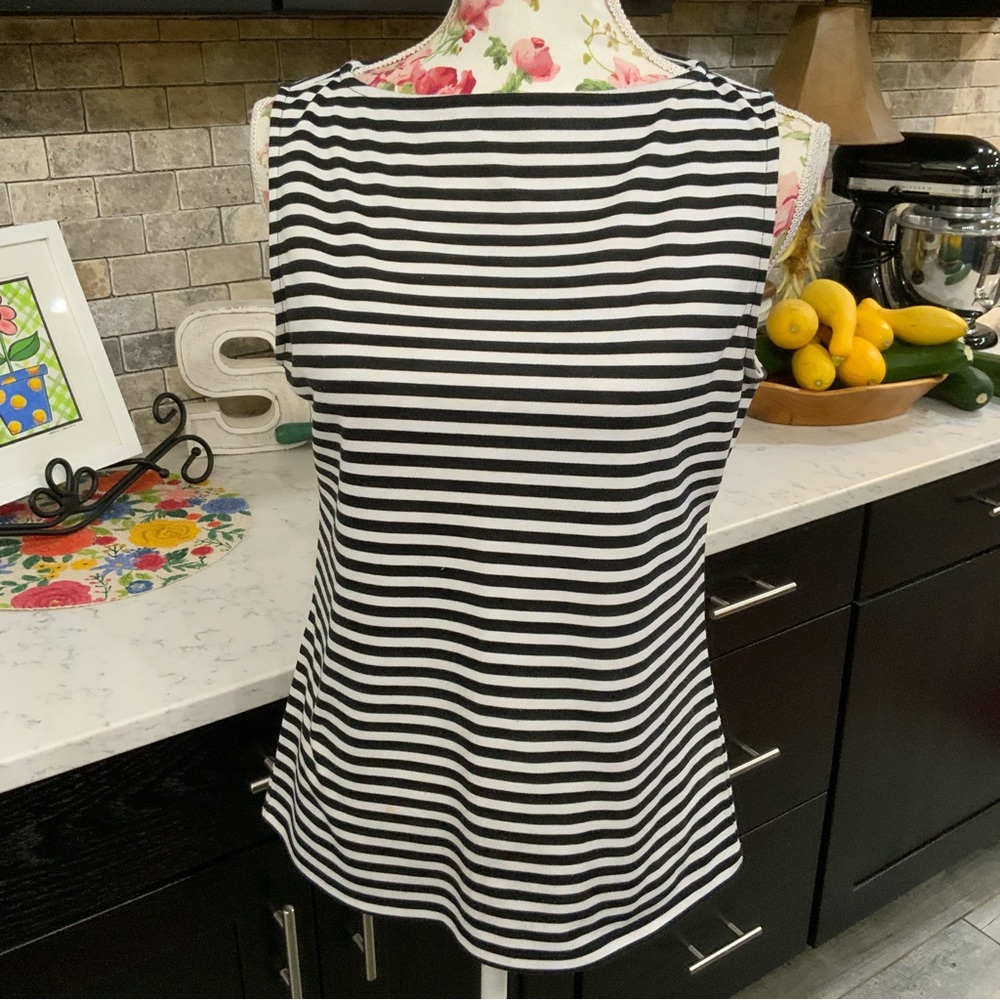 Ann Taylor Factory Knit Sleeveless  Top
Size Medium Petite
Black & White